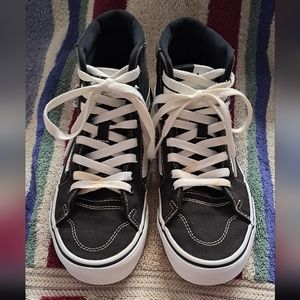 Van's black and white hi-top skateboard shoes. (721356)